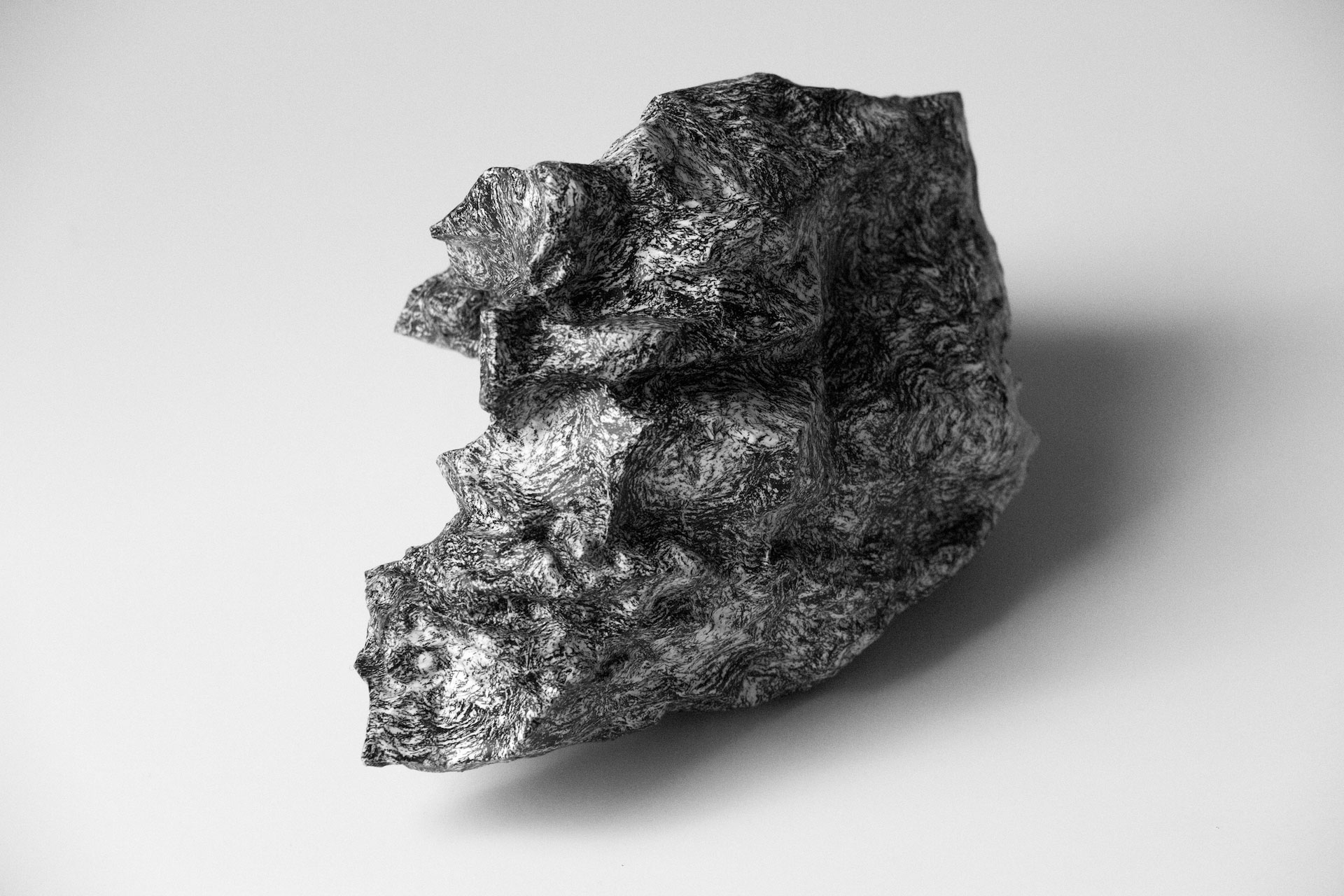 Stratus, 2018, s��rie, pierres de gneiss maroufl��es de papier imprim�� du dessin Schiste argileux (Sion). R��sidence La Ferme-Asile, Sion, Suisse. Adagp.