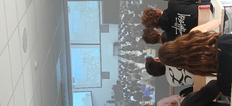 ? Aubenas, les ��tudiants dans leur salle ��quip��e d��un ��cran g��ant suivent en simultan�� la rentr��e depuis Lyon Sud